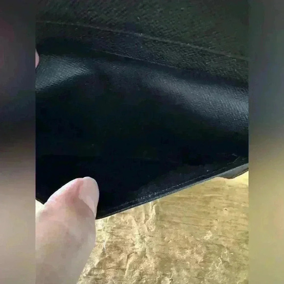 🎉❤️Louis Vuitton Epi Brazza Wallet ~Epi Leather~ Black ~ EUC!~ 💯 % Authentic - Picture 4 of 8